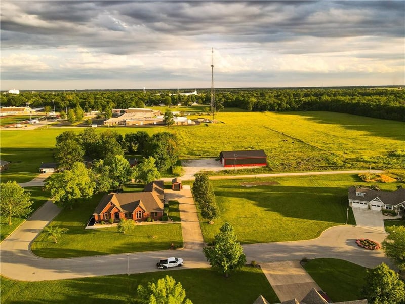 1 Shamrock Dr, Lamar, MO 64759