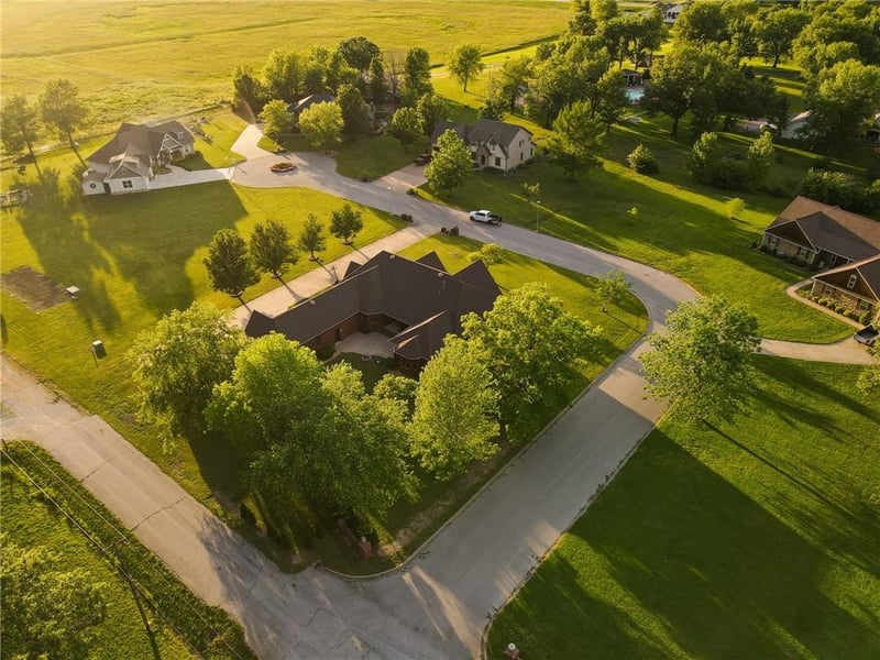1 Shamrock Dr, Lamar, MO 64759