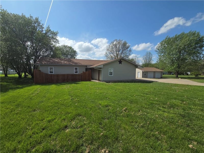 129 251st Rd, Clinton, MO 64735