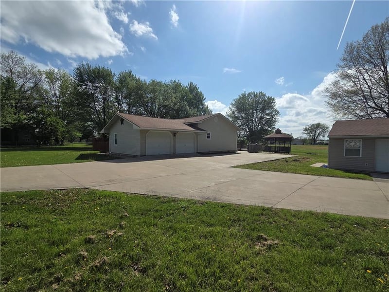 129 251st Rd, Clinton, MO 64735