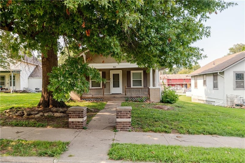 905 Parallel St, Atchison, KS 66002