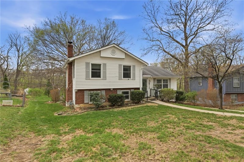 8717 73rd St, Overland Park, KS 66204