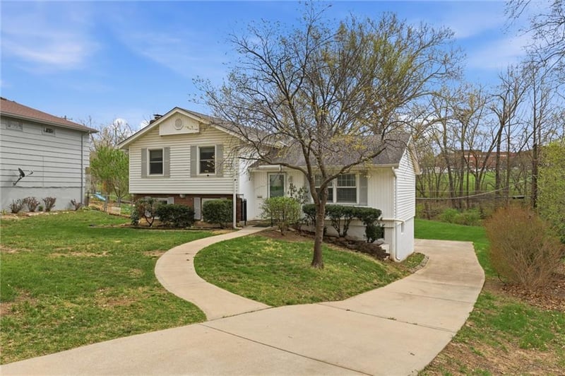 8717 73rd St, Overland Park, KS 66204