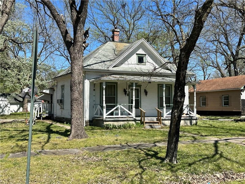 111 7th St, Pleasanton, KS 66075