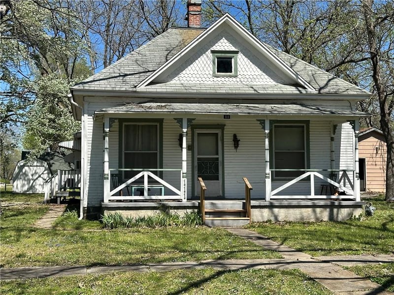 111 7th St, Pleasanton, KS 66075