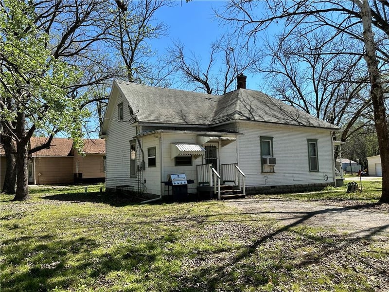 111 7th St, Pleasanton, KS 66075