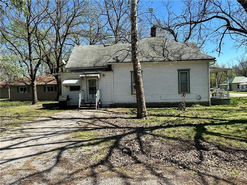 111 7th St, Pleasanton, KS 66075