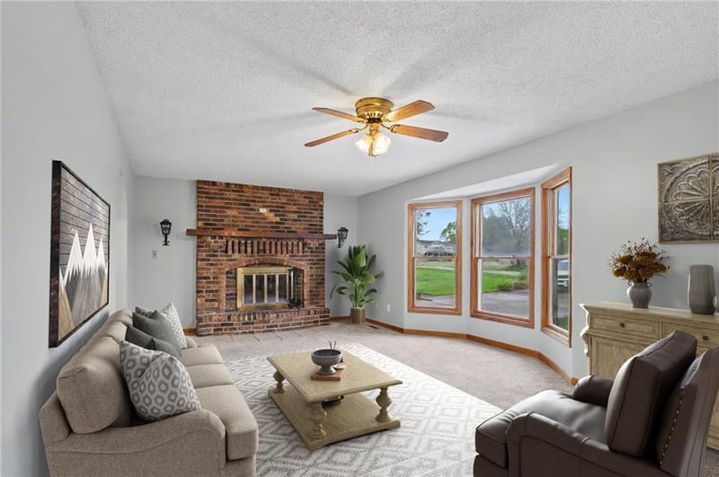 815 Kouns Ln, Edwardsville, KS 66111