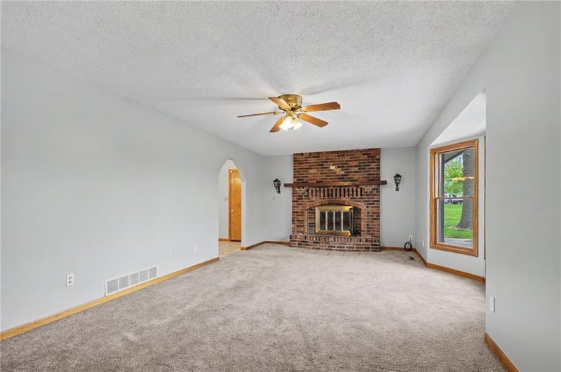 815 Kouns Ln, Edwardsville, KS 66111