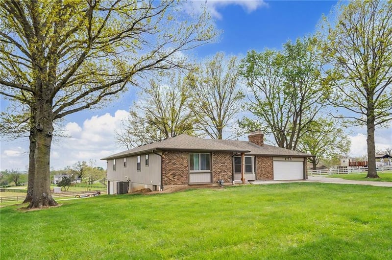 815 Kouns Ln, Edwardsville, KS 66111