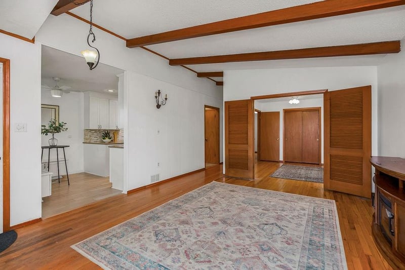 818 NW South Shore Dr, Lake Waukomis, MO 64151