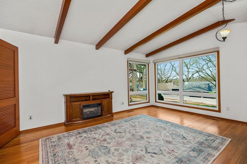 818 NW South Shore Dr, Lake Waukomis, MO 64151