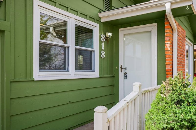 818 NW South Shore Dr, Lake Waukomis, MO 64151