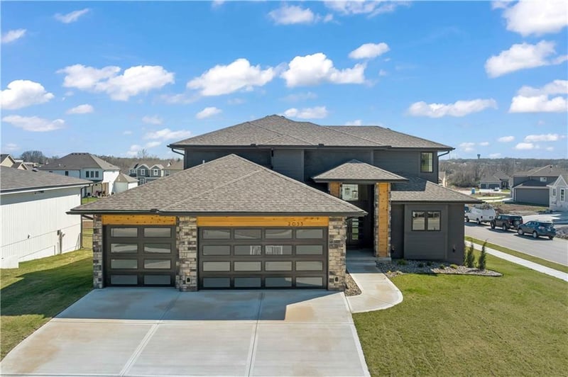 2608 Woodland Oak Dr, Lee's Summit, MO 64086