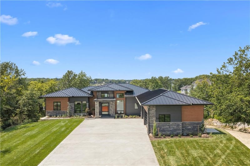 14 Tomahawk Cir, Lake Winnebago, MO 64034