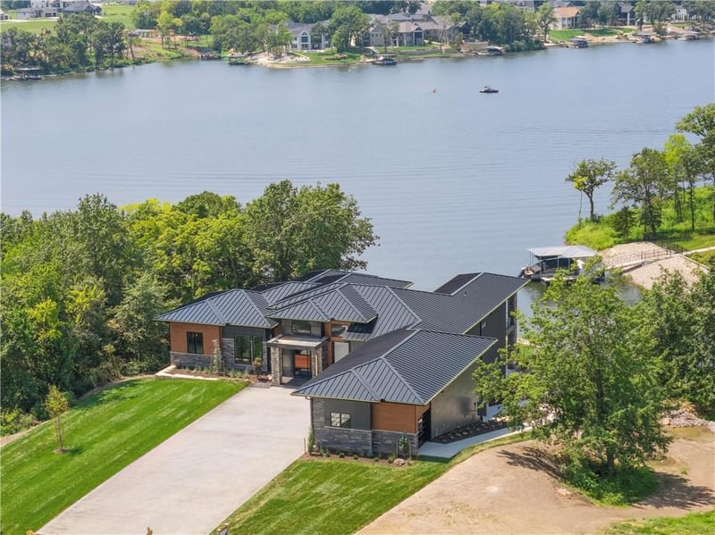 14 Tomahawk Cir, Lake Winnebago, MO 64034