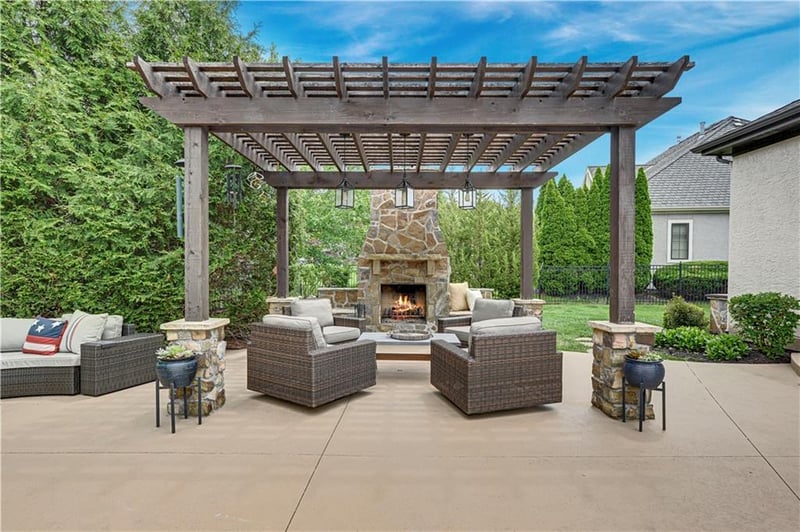 11204 W 165th St, Overland Park, KS 66062