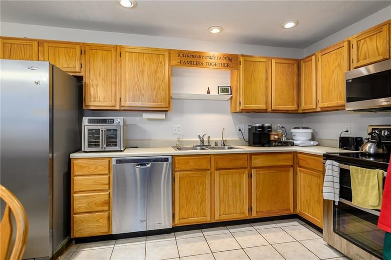 361 12th St, Tonganoxie, KS 66086