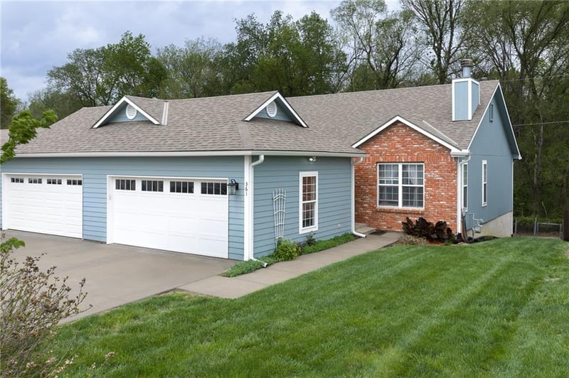 361 12th St, Tonganoxie, KS 66086