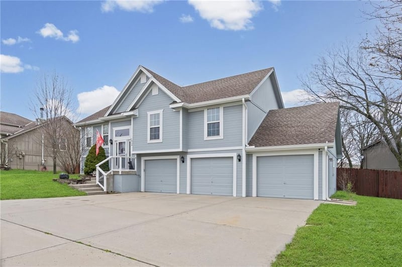 1404 196th St, Smithville, MO 64089
