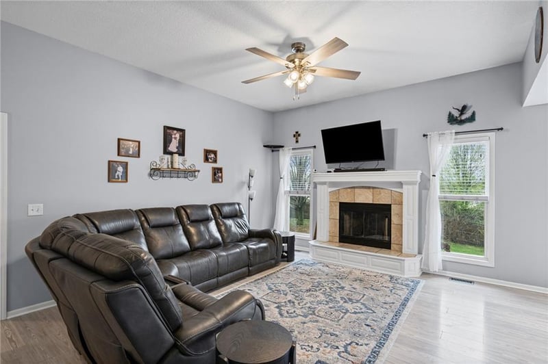 1404 196th St, Smithville, MO 64089