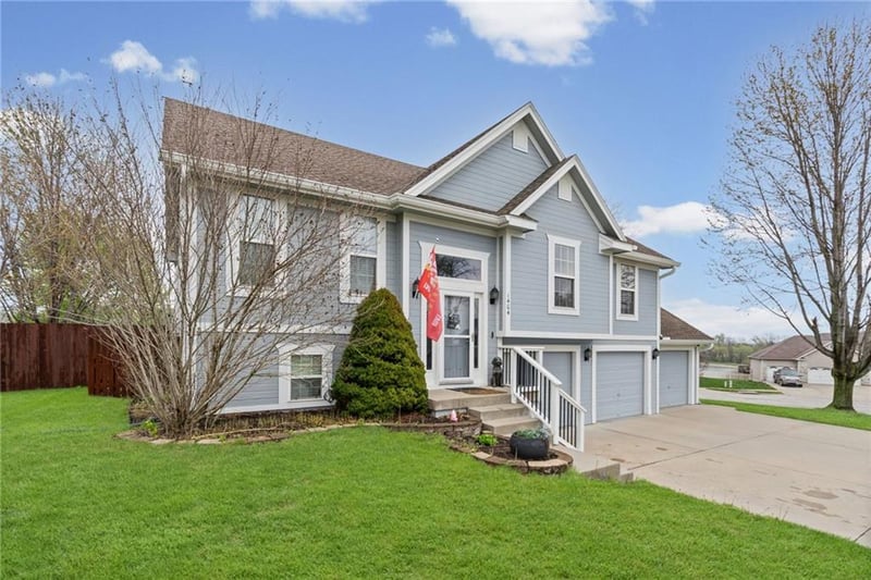 1404 196th St, Smithville, MO 64089