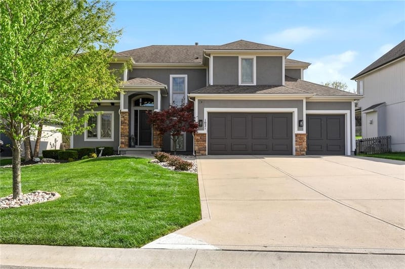 1021 Drake Cir, Lee's Summit, MO 64082