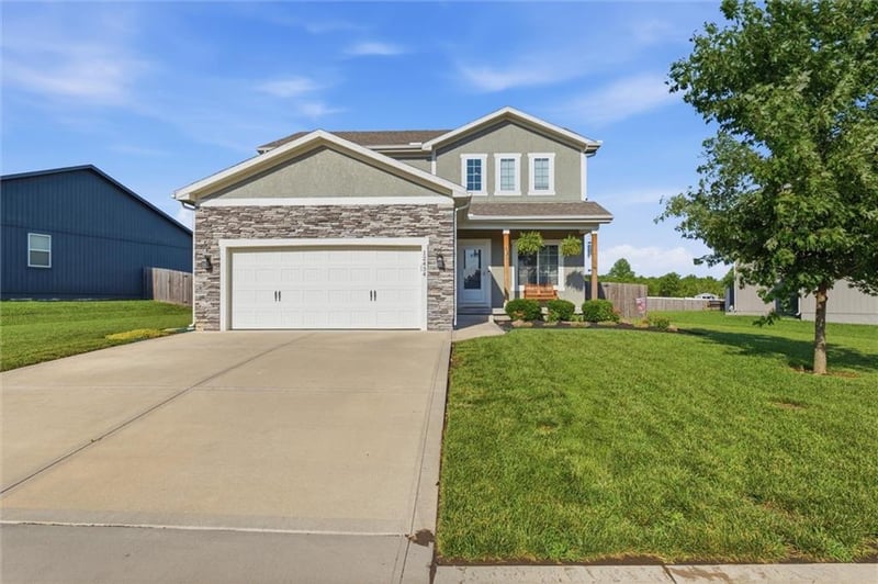 12434 Live Oak Cir, Peculiar, MO 64078