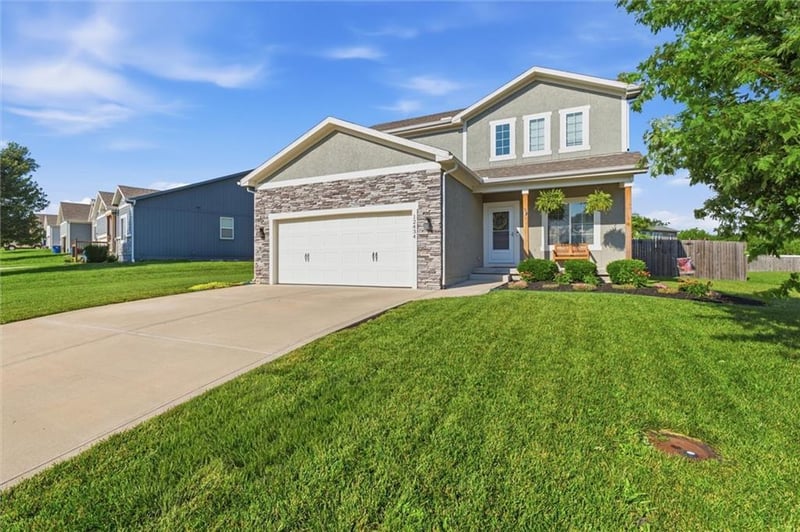 12434 Live Oak Cir, Peculiar, MO 64078