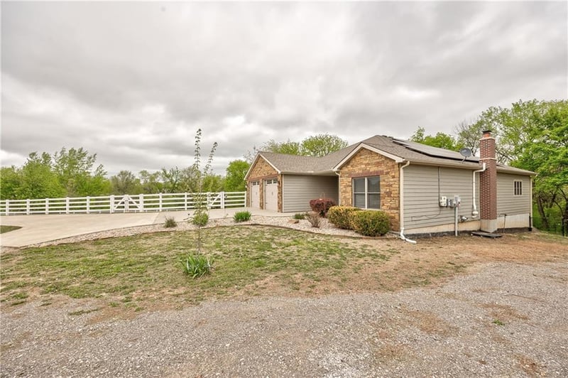 32564 204th St, Leavenworth, KS 66048