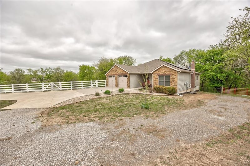 32564 204th St, Leavenworth, KS 66048