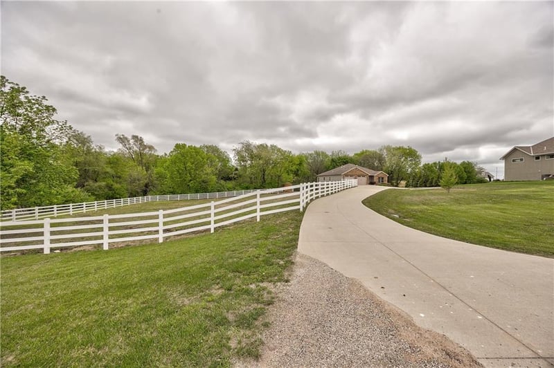 32564 204th St, Leavenworth, KS 66048