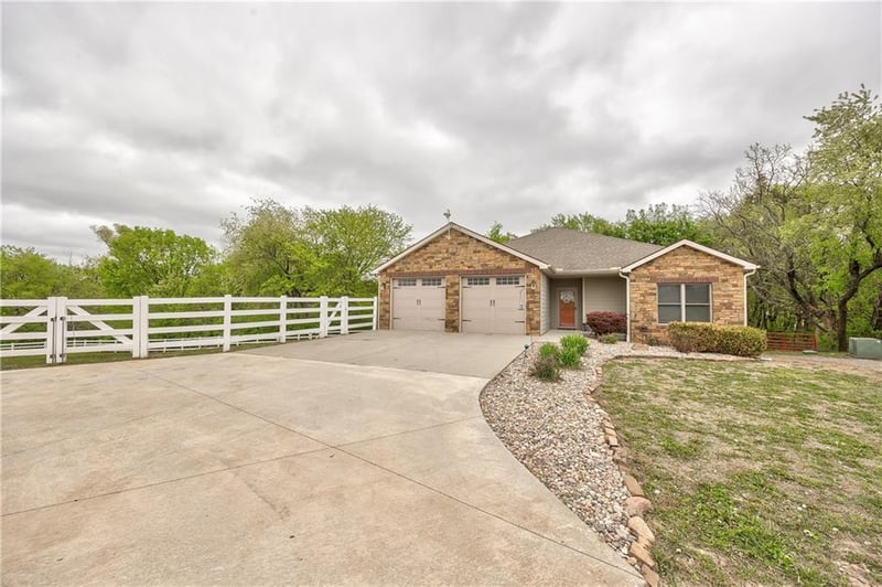 32564 204th St, Leavenworth, KS 66048