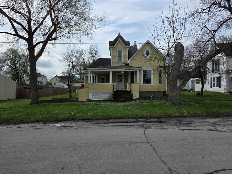 715 4th St, Cameron, MO 64429