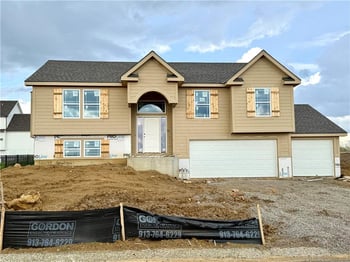 10139 N Poplar Ave, Kansas City, MO 64156