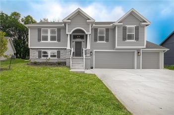 10139 N Poplar Ave, Kansas City, MO 64156