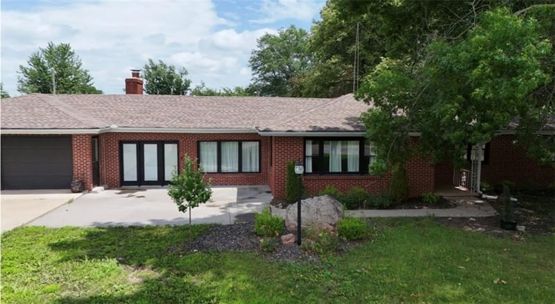 411 Hillcrest Dr, Maysville, MO 64469