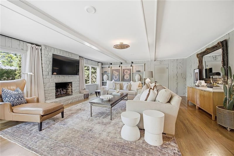 9526 Manor Rd, Leawood, KS 66206