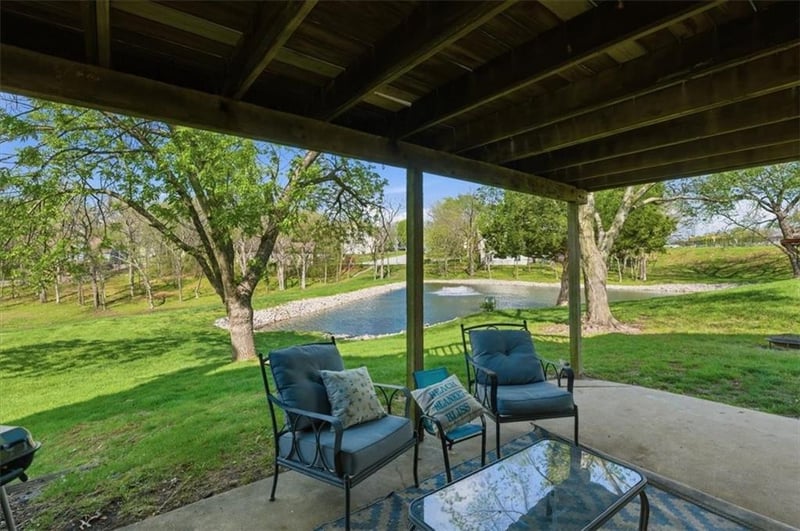 288 Bayview Dr, Lee's Summit, MO 64064