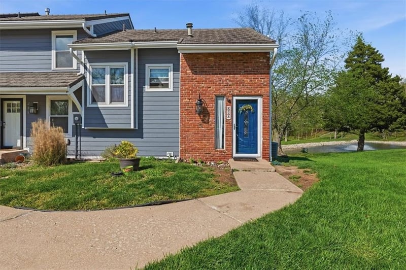 288 Bayview Dr, Lee's Summit, MO 64064