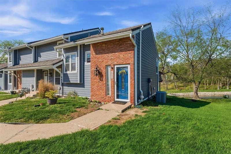 288 Bayview Dr, Lee's Summit, MO 64064