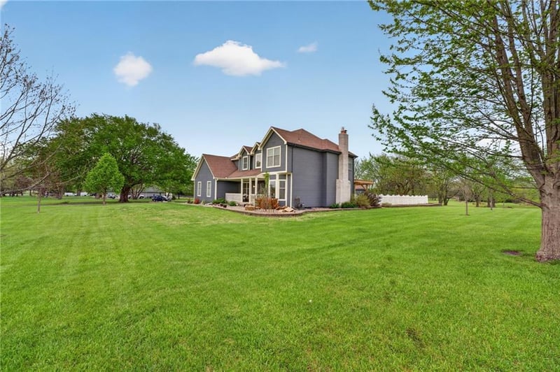 905 Florence Ave, Raymore, MO 64083