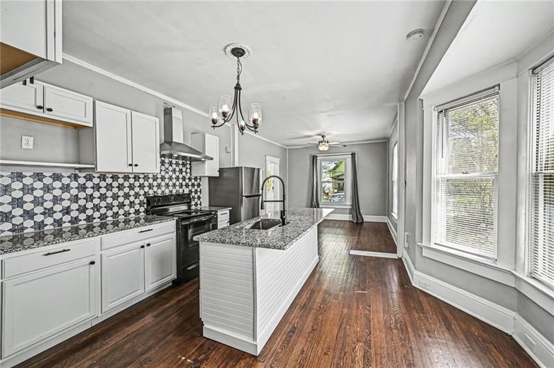 4136 Holly St, Kansas City, MO 64111