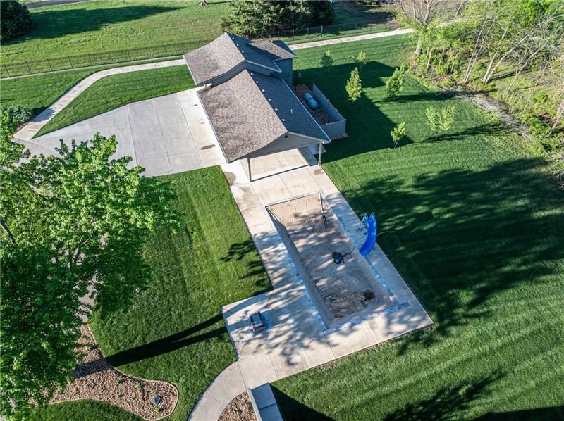 1204 Live Oak Ln, Warrensburg, MO 64093