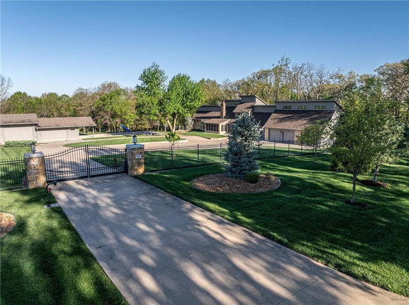 1204 Live Oak Ln, Warrensburg, MO 64093