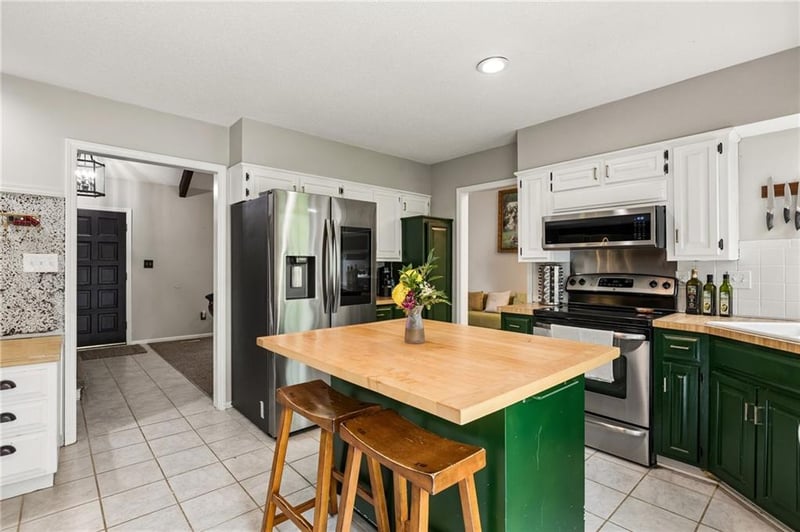 3509 Apple Tree Ln, Kansas City, MO 64119