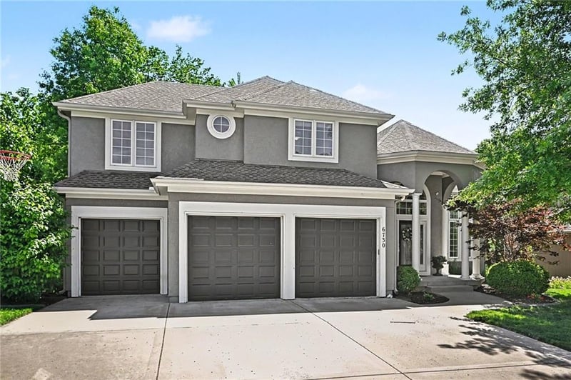 6730 Meyers Cir, Parkville, MO 64152