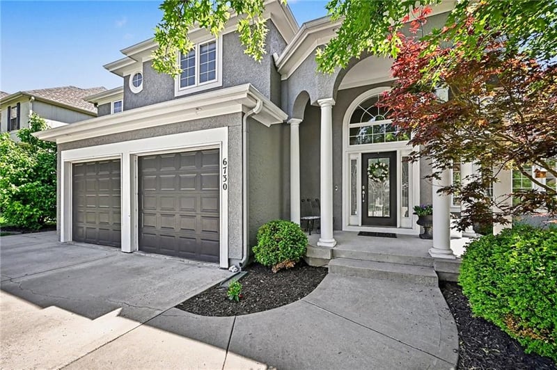 6730 Meyers Cir, Parkville, MO 64152