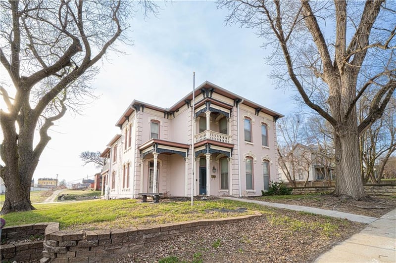 528 8th St, St Joseph, MO 64501