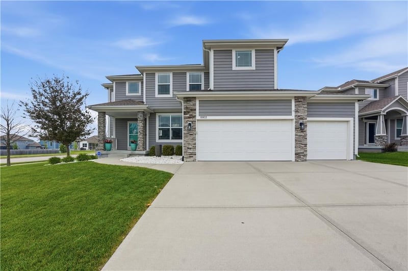 18933 168th St, Olathe, KS 66062